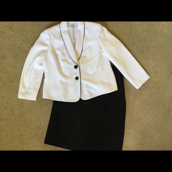 Le Suit Dresses & Skirts - LIKE NEW black/white skirt & jacket suit